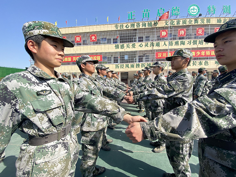 孩子叛逆不听话逃课早恋的全封闭学校