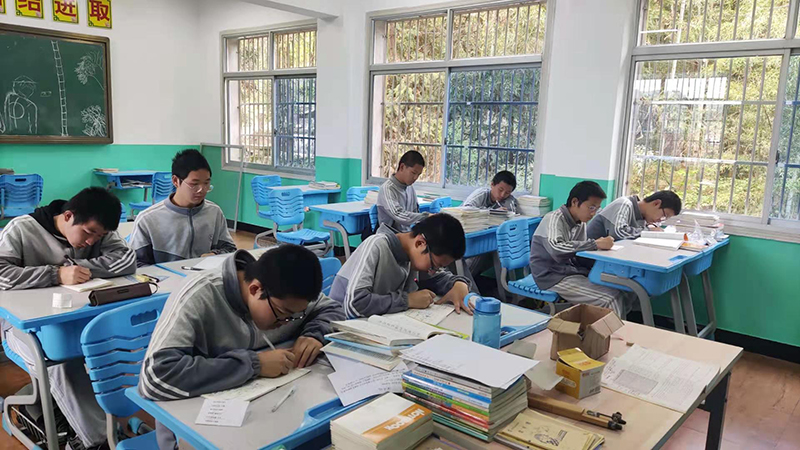 专治叛逆期青少年厌学逃课的全封闭学校