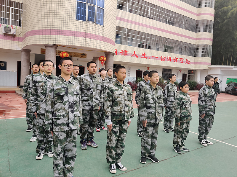 小孩不听话叛逆期厌学早恋军事化管理学校