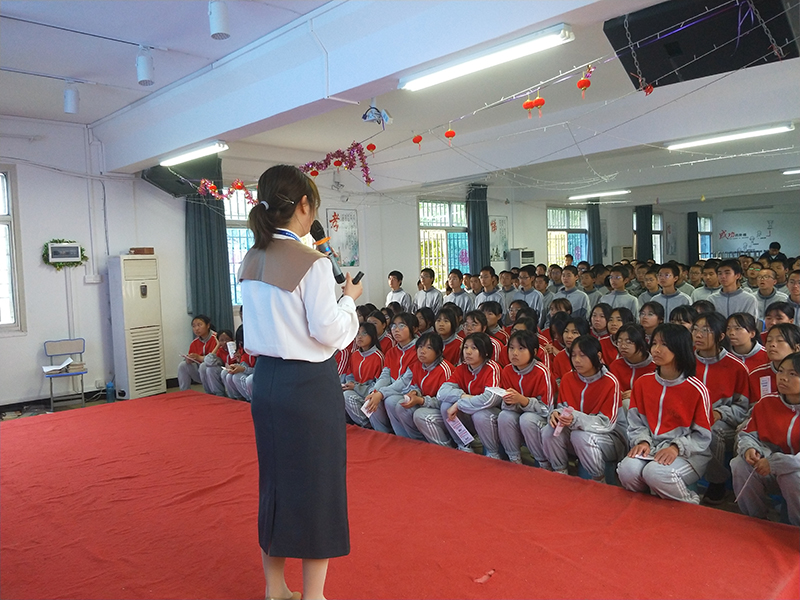 叛逆不听话孩子厌学逃课封闭式管理学校
