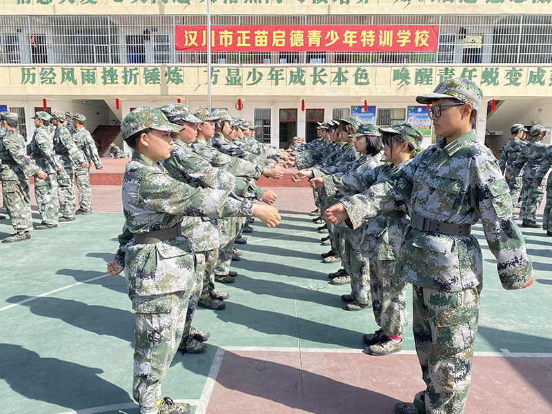 叛逆小孩早恋厌学军事化管理教育学校